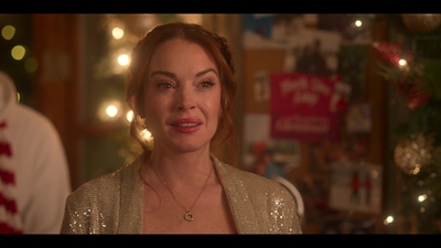 Falling_For_Christmas_2022_1080p_LLP_010517.jpg