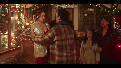 Falling_For_Christmas_2022_1080p_LLP_010632.jpg