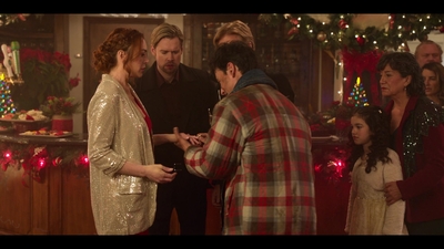 Falling_For_Christmas_2022_1080p_LLP_010772.jpg