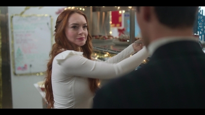 Falling_For_Christmas_2022_1080p_LLP_011328.jpg