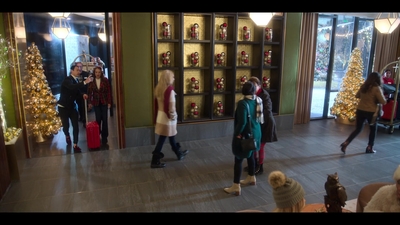 Falling_For_Christmas_2022_1080p_LLP_011866.jpg