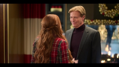 Falling_For_Christmas_2022_1080p_LLP_011903.jpg