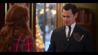 Falling_For_Christmas_2022_1080p_LLP_012241.jpg