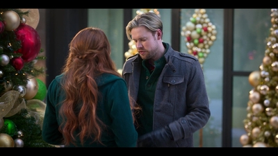 Falling_For_Christmas_2022_1080p_LLP_012734.jpg