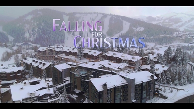 Falling_For_Christmas_2022_1080p_LLP_012915.jpg