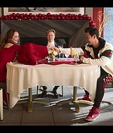 Falling_For_Christmas_2022_1080p_LLP_001326.jpg