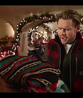 Falling_For_Christmas_2022_1080p_LLP_003662.jpg