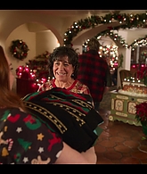 Falling_For_Christmas_2022_1080p_LLP_003714.jpg