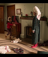 Falling_For_Christmas_2022_1080p_LLP_004247.jpg