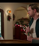 Falling_For_Christmas_2022_1080p_LLP_005078.jpg
