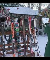 Falling_For_Christmas_2022_1080p_LLP_005242.jpg