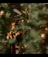 Falling_For_Christmas_2022_1080p_LLP_005845.jpg