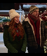 Falling_For_Christmas_2022_1080p_LLP_006315.jpg
