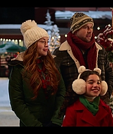 Falling_For_Christmas_2022_1080p_LLP_006319.jpg