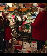 Falling_For_Christmas_2022_1080p_LLP_006335.jpg