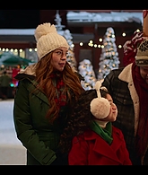 Falling_For_Christmas_2022_1080p_LLP_006339.jpg