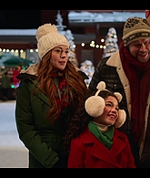 Falling_For_Christmas_2022_1080p_LLP_006341.jpg
