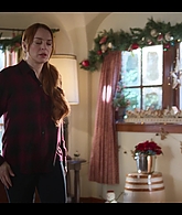 Falling_For_Christmas_2022_1080p_LLP_007360.jpg