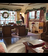 Falling_For_Christmas_2022_1080p_LLP_007554.jpg