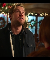 Falling_For_Christmas_2022_1080p_LLP_008029.jpg