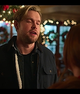 Falling_For_Christmas_2022_1080p_LLP_008030.jpg