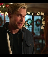 Falling_For_Christmas_2022_1080p_LLP_008034.jpg