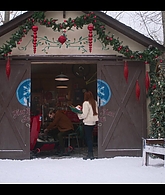 Falling_For_Christmas_2022_1080p_LLP_008259.jpg