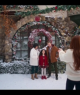 Falling_For_Christmas_2022_1080p_LLP_008893.jpg