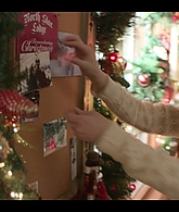 Falling_For_Christmas_2022_1080p_LLP_008955.jpg