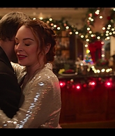 Falling_For_Christmas_2022_1080p_LLP_009954.jpg