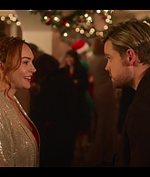 Falling_For_Christmas_2022_1080p_LLP_010107.jpg