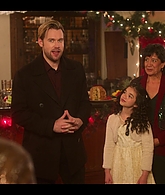Falling_For_Christmas_2022_1080p_LLP_010212.jpg