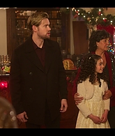 Falling_For_Christmas_2022_1080p_LLP_010269.jpg