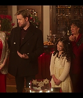 Falling_For_Christmas_2022_1080p_LLP_010617.jpg