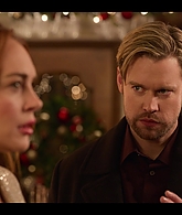 Falling_For_Christmas_2022_1080p_LLP_010708.jpg