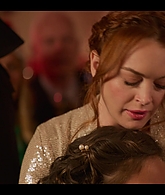 Falling_For_Christmas_2022_1080p_LLP_010889.jpg
