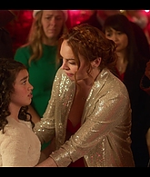Falling_For_Christmas_2022_1080p_LLP_010897.jpg