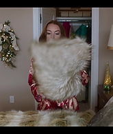 Falling_For_Christmas_2022_1080p_LLP_011208.jpg