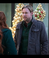 Falling_For_Christmas_2022_1080p_LLP_012626.jpg
