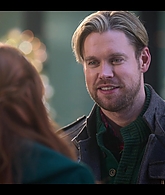 Falling_For_Christmas_2022_1080p_LLP_012695.jpg