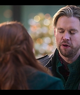 Falling_For_Christmas_2022_1080p_LLP_012703.jpg