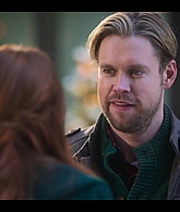 Falling_For_Christmas_2022_1080p_LLP_012726.jpg