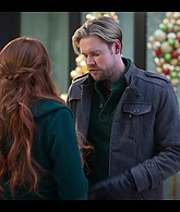 Falling_For_Christmas_2022_1080p_LLP_012734.jpg