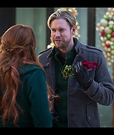 Falling_For_Christmas_2022_1080p_LLP_012738.jpg