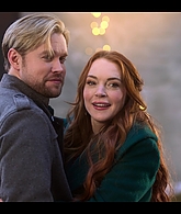 Falling_For_Christmas_2022_1080p_LLP_012804.jpg