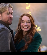 Falling_For_Christmas_2022_1080p_LLP_012806.jpg