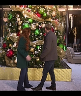Falling_For_Christmas_2022_1080p_LLP_012808.jpg