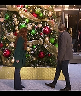Falling_For_Christmas_2022_1080p_LLP_012810.jpg