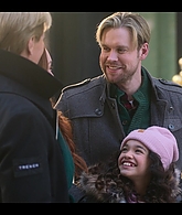 Falling_For_Christmas_2022_1080p_LLP_012863.jpg