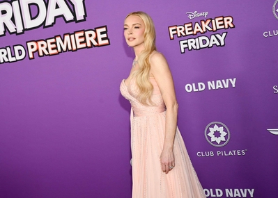 lindsaylohanphotos_ff_lapremiere_281229.jpg